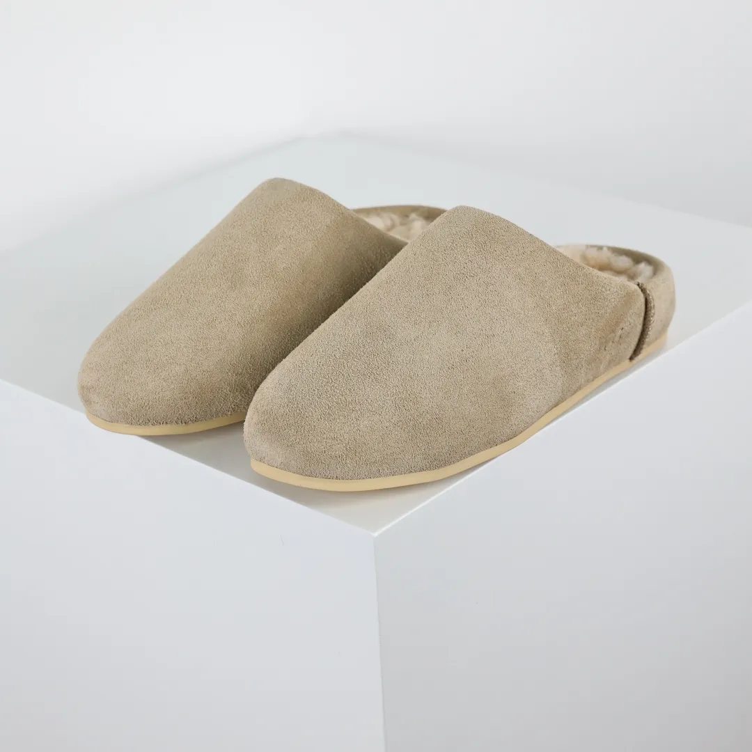Local self-pickup💰560 Core recommended good price Independently developed original outsole, cashmere insole, keeping warm in winter, suitable for home use. In recent years, uug has launched a style series, which is partially skewed towards the preferences of young consumers, and has also been at the forefront of fashion trends. Shoe body material, water-repellent coated suede upper, 17mm UGGPURE™ implanted wool insole, lightweight non-slip and comfortable rubber outsole, with brand LOGO, complete packaging, size: 35 36 37 38 39 40